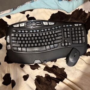 Logitech Black Ergonomic Keyboard and Mouse Combo. Comes with receiver and skin